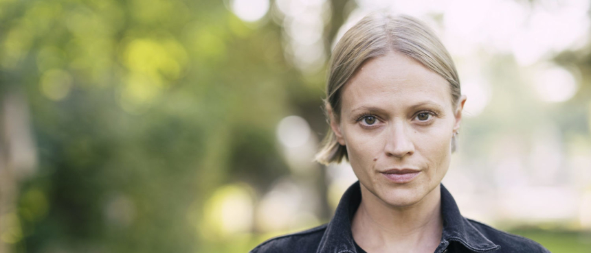 Mavie Hörbiger 1500x644 © Lukas Beck